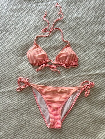 Pastel pembe beyaz çizgili alt üst takım bikini