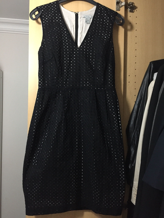 H&M Siyah delikli elbise;