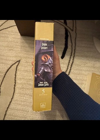 Göğün Ateşleri - Zaman Çarkı Roman Seti - Görsel 4