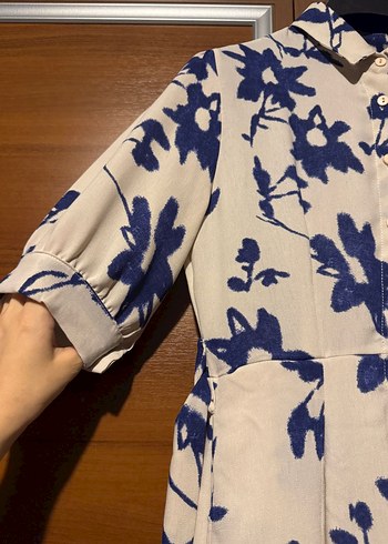 Mavi Çiçek Desenli Pilili Uzun Elbise - Görsel 4