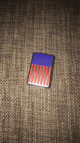 Zippo. Yurtdışından hediye olarak gelmişti. Ben zippo kokusundan