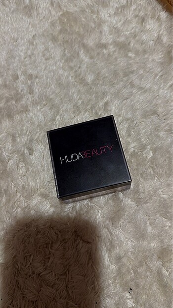 Huda Beauty Huda pudra