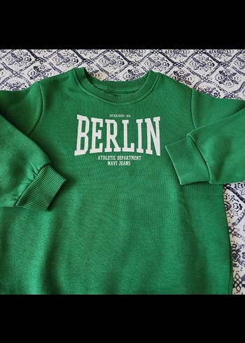 5 Yaş Beden mavi jeans erkek çocuk sweatshirt 5-6 yaş temiz kullanılmıştır.