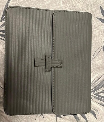 Gri renk ipad kılıfı