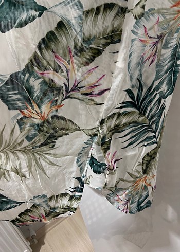 Uzun, bol kesim, yaprak desenli kadın elbise - Görsel 4