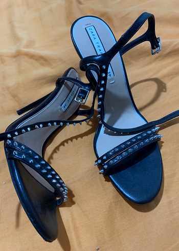 Zara Siyah Perçinli Stiletto Sandalet