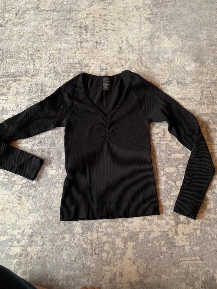 Siyah V Yaka Uzun Kollu Kadın spor üst - Görsel 3