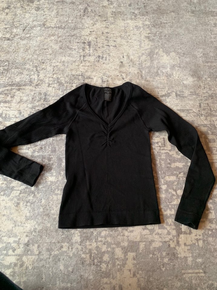 Siyah V Yaka Uzun Kollu Kadın spor üst - Görsel 2