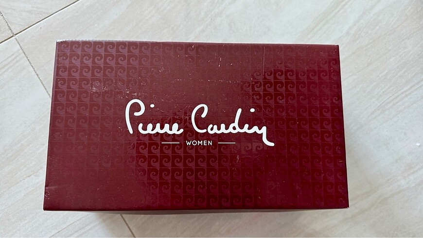 38 Beden siyah Renk Pierre Cardin 38 beden taşlı sandalet