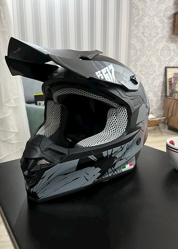 Sway fullface Gri Baskılı Metal Kemerli Motosiklet Kaskı - Görsel 2