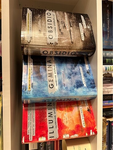  Illuminae serisi