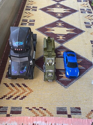 3 tane oyuncak arabalar yenidir