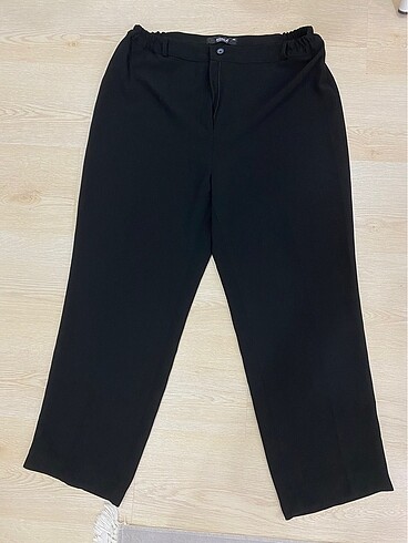 Siyah ve lacivert renk 48 beden likralı kumaş pantolon.