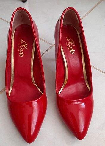 Kırmızı stiletto ayakkabı 