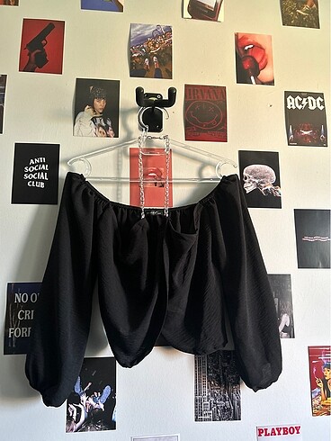 SİYAH DEKOLTELİ BOYUNDAN ZİNCİRLİ CROPTOP