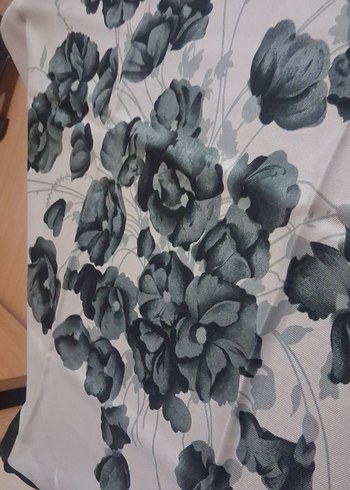 Gri Çiçek Desenli Kadın eşarp - Görsel 3