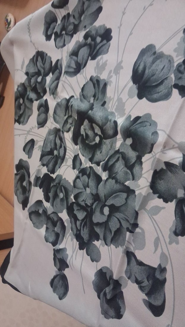 Gri Çiçek Desenli Kadın eşarp - Görsel 3