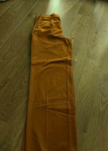 Pull and Bear Vizon Tonlarinda Minimalist Uzun Pantolon