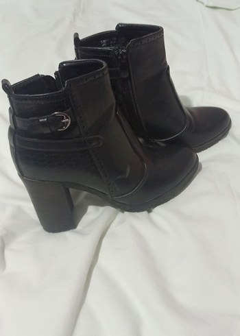 Siyah Deri Tokalı Topuklu Kadın Bot - Görsel 2