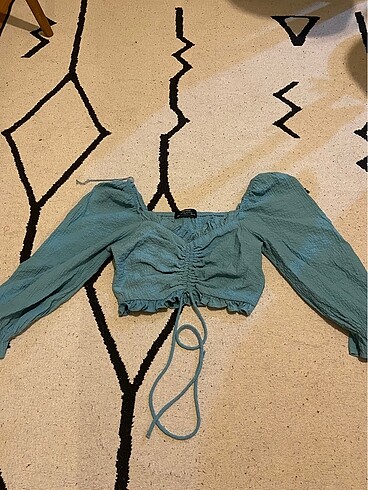 Bershka s beden mavi büzgülü crop bluz