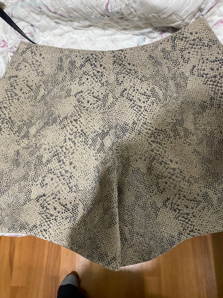 Düğmeli Yılan Desenli Mini Etek - Görsel 2