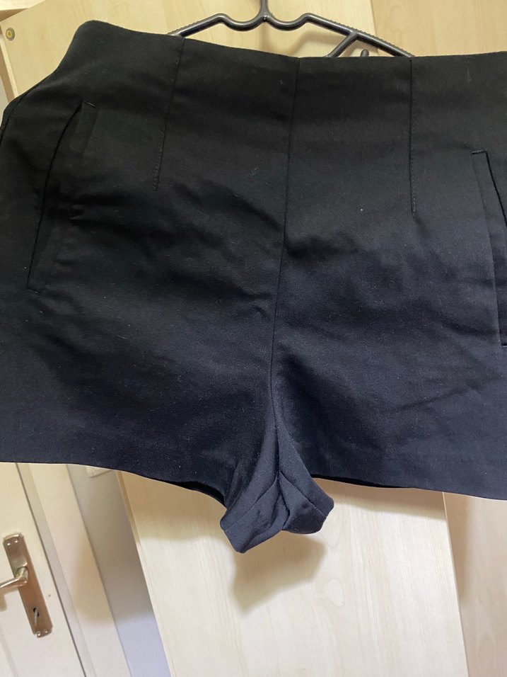 Siyah Mini Düğmeli Hamile Şortu - Görsel 3