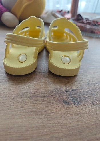 LC Waikiki Kız Çocuk Sarı Toka Detaylı Sandalet