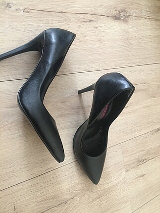 Siyah kadın stiletto topuklu ayakkabı