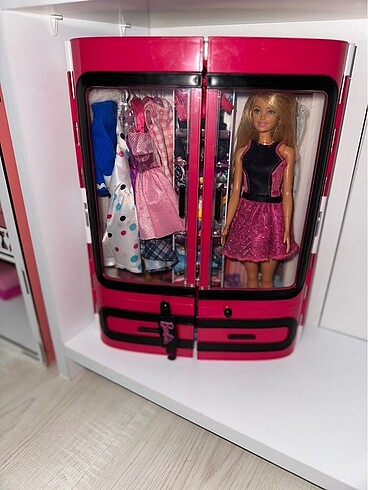 Beden Barbie bebek ve elbise dolabı