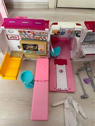  Barbie ambulansı