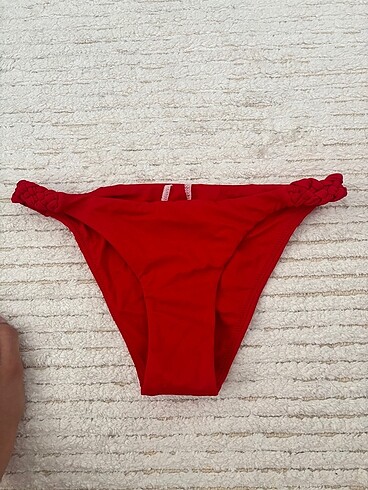 Kırmızı Bikini Altı