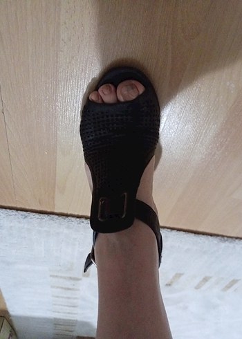 Siyah Minimalist Kadın Dolgu Topuklu Sandalet Deri