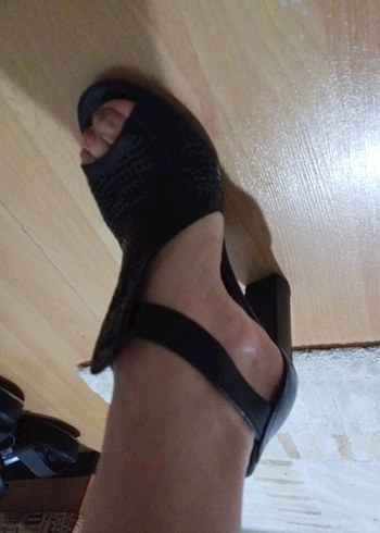 Marjin Siyah Minimalist Kadın Dolgu Topuklu Sandalet Deri