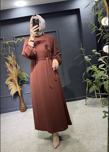 fitilli broşlu tesettür elbise