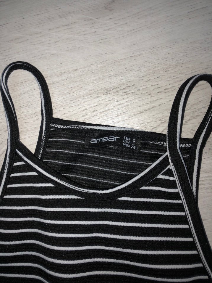 Siyah Beyaz Çizgili Yüksek Yakalı Crop Top - Görsel 2