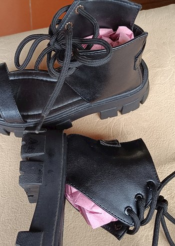 Siyah Bağcıklı Goth Tarzı Kadın Bot