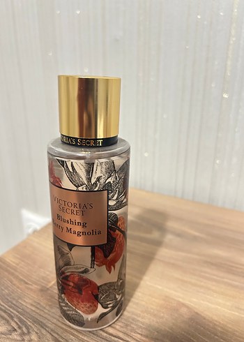 Victoria's Secret Blushing Berry Magnolia Kadın Parfümü - Görsel 2