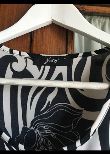 Desenli Siyah kolsuz Bluz - Görsel 2