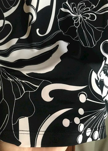 Desenli Siyah kolsuz Bluz - Görsel 3