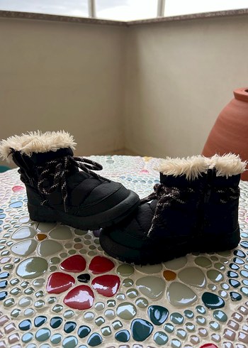24 Beden siyah Renk ZARA ERKEK ÇOCUK İÇİ YÜNLÜ BOT