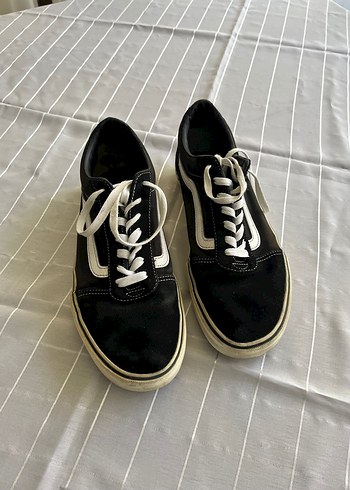 Beyaz Detaylı Siyah Bağcıklı Sneakers