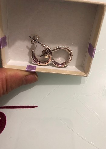 Mini Parlak Bej Yılan Desenli Küpe - Görsel 4