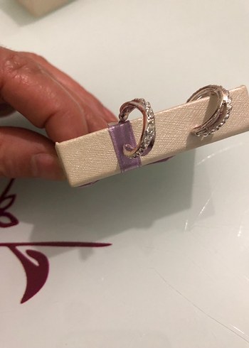 Mini Parlak Bej Yılan Desenli Küpe - Görsel 3