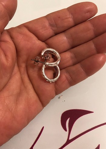 Mini Parlak Bej Yılan Desenli Küpe - Görsel 7