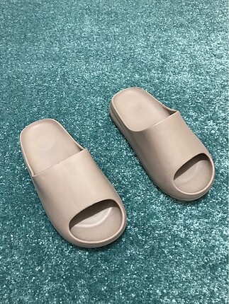 ADİDAS YEEZY SLİDE MODELİ