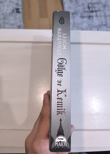 Gölgeler ve Kemik - Leigh Bardugo
