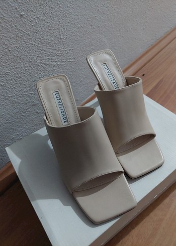 Bej Topuklu Minimalist Kadın Terlik