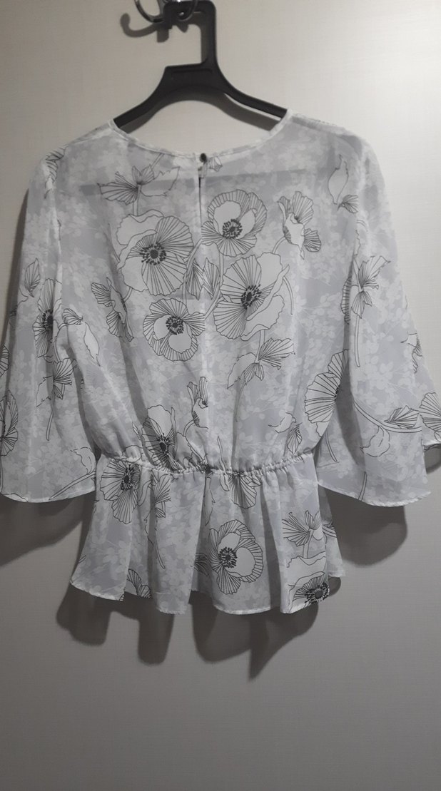 Gri Çiçek Desenli Kısa Kollu Fırfırlı Bluz - Görsel 3