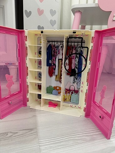 Beden Barbie dolabı