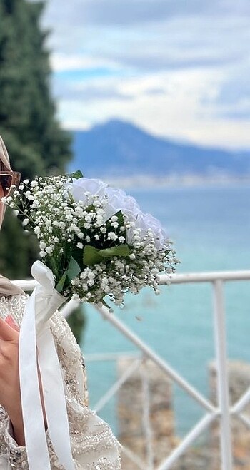 Beyaz gül ve cipso kurdeleli gelin çiçeği